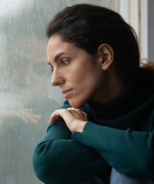 Frau schaut nachdenklich aus dem Fenster (2) Frau schaut nachdenklich aus dem Fenster (2)